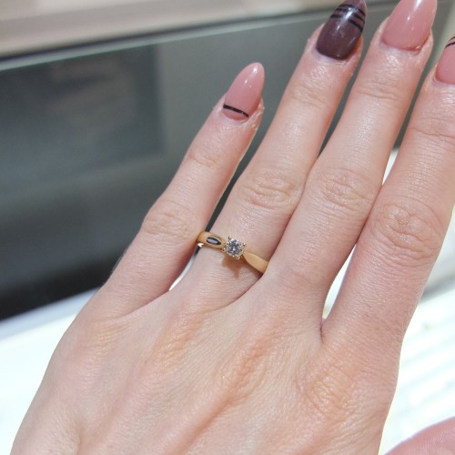 Klasický zásnubný prsteň v žltom zlate s diamantom 0.18 ct