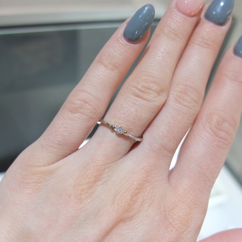 Romantický prsteň z bieleho zlata s diamantom 0.03 ct